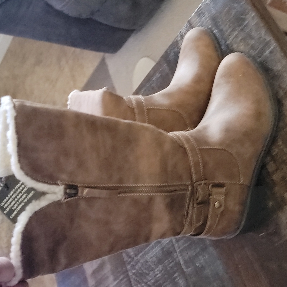 Womens boot, size 8, brand new, never worn
